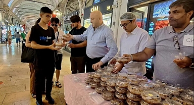 Yazıcı Group tarafından Kapalı Çarşı'da esnaflara ve vatandaşlara Aşure dağıtıldı