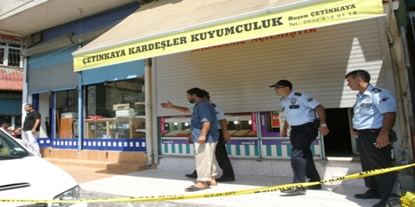 Soyguncular kuyumcuya taş attı, vitrin camı kırılmayınca kaçtı