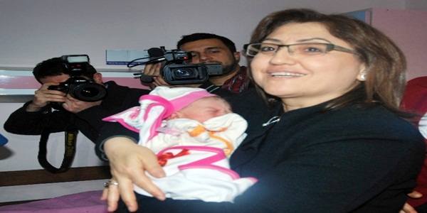 Bakan Şahin, Denizli'de 2013 yılının ilk bebeğine altın taktı