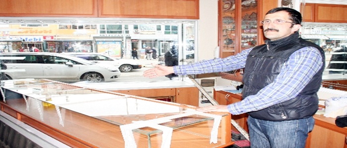 Emniyet yakınındaki kuyumcuyu soydular
