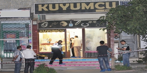 Sulatangazi'de yüzü maskeli şahıslar kuyumcuyu basıp 2 kişiyi öldürdü